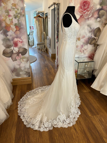 White Rose’R131’ UK 16/18 off the rack designer sample wedding dress 